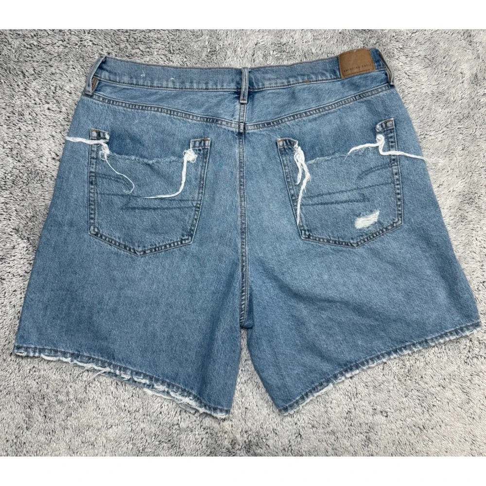 American Eagle 90s Boyfriend Short Distressed Denim Medium Wash Women Size 18‎